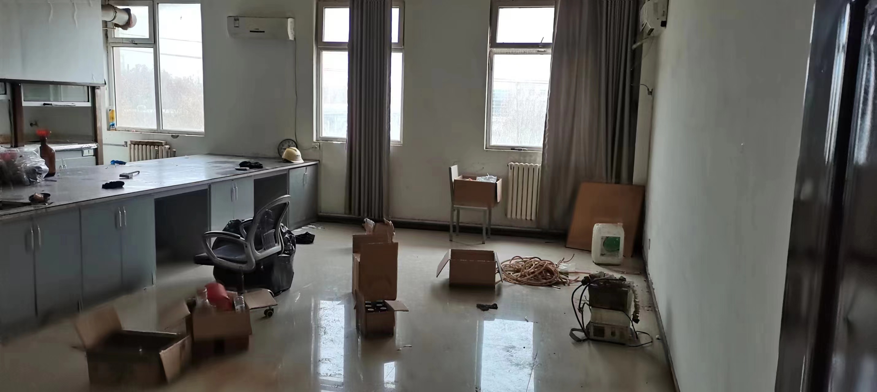 河南树脂厂老旧实验室改造前实景，布局杂乱无通风系统1