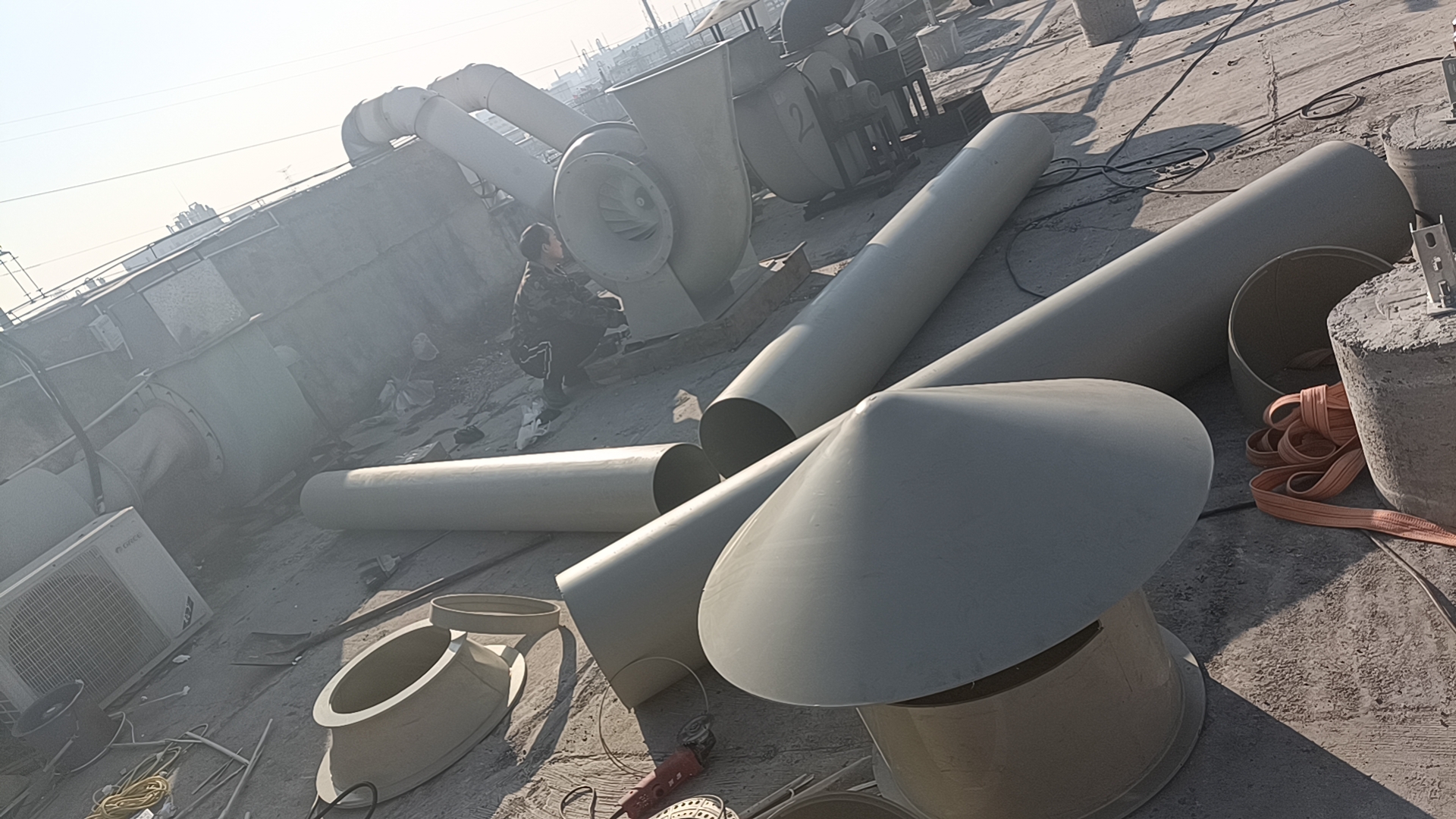 河南树脂厂老旧实验室改造前实景，布局杂乱无通风系统3