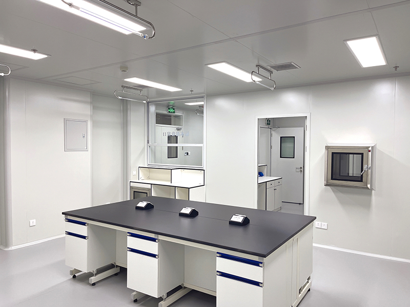 河南肛肠医院千级 PCR 洁净实验室中央实验台完工实景 河南肛肠医院千级 PCR 洁净实验室中央实验台完工实景